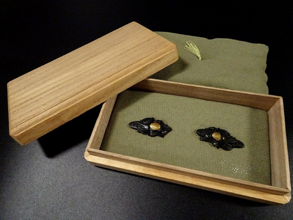 Menuki Japanese Accessory "Flowing Water in the Sacred Turtle" 1.39 in8